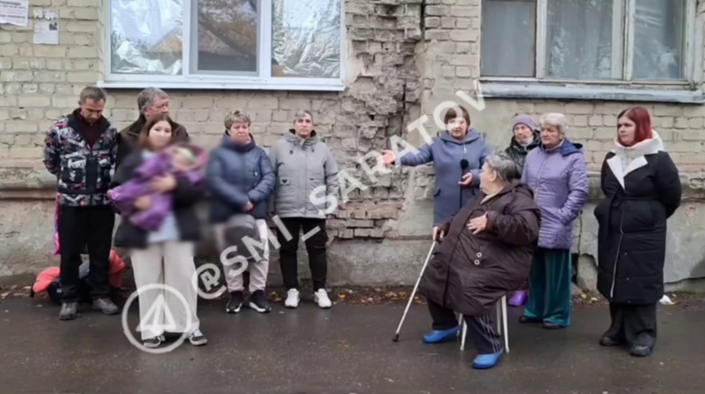 Жильцы аварийной пятиэтажки в Саратове боятся оказаться под завалами
